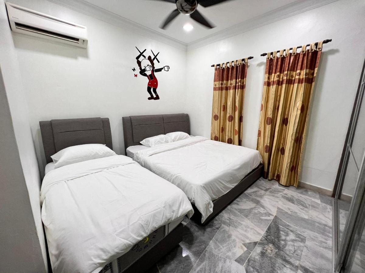 Bearbrick Homestay With Pool Port Dickson Eksteriør billede