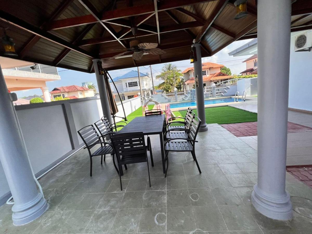 Bearbrick Homestay With Pool Port Dickson Eksteriør billede